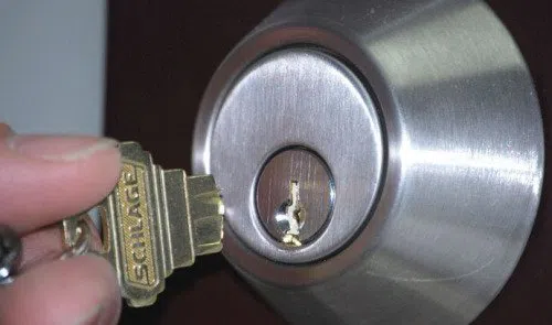 Royal Locksmith Store Minneapolis, MN 612-568-1054 - key-broke-in-lock